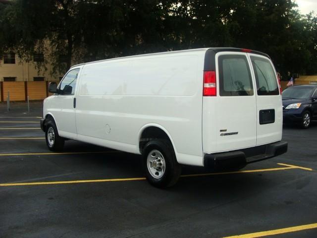 Chevrolet Express 2010 photo 2