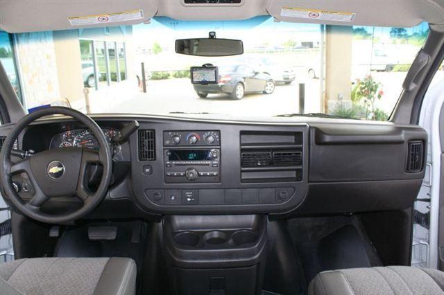 Chevrolet Express 2010 photo 2