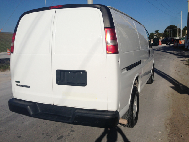 Chevrolet Express 2010 photo 2