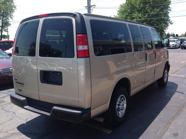 Chevrolet Express 2011 photo 2