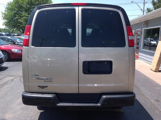 Chevrolet Express 2011 photo 4