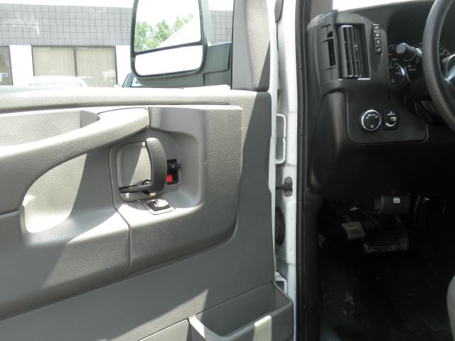 Chevrolet Express 2011 photo 22