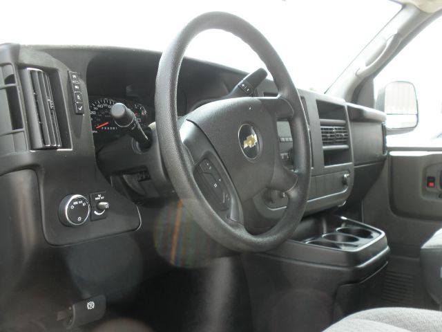 Chevrolet Express 2011 photo 25