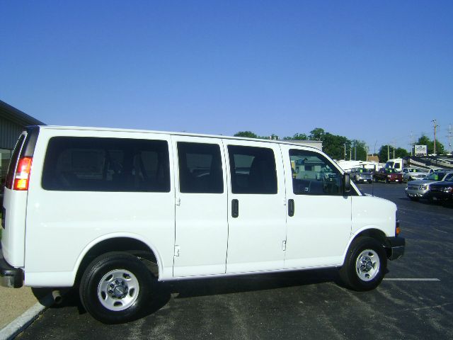 Chevrolet Express 2012 photo 2