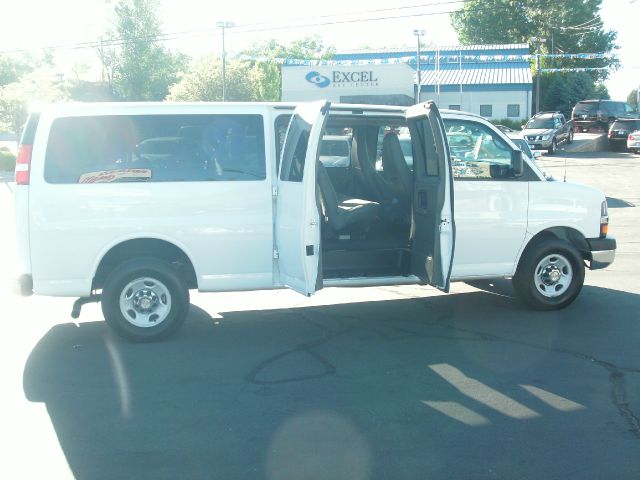 Chevrolet Express 2012 photo 2