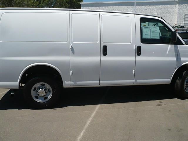 Chevrolet Express 4WD 4-door Tech/entertainment Pkg Passenger Van