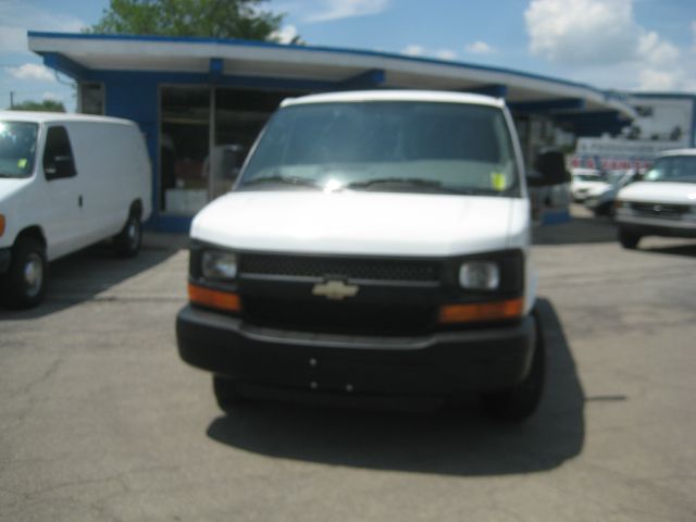 Chevrolet Express Cargo 2011 photo 2