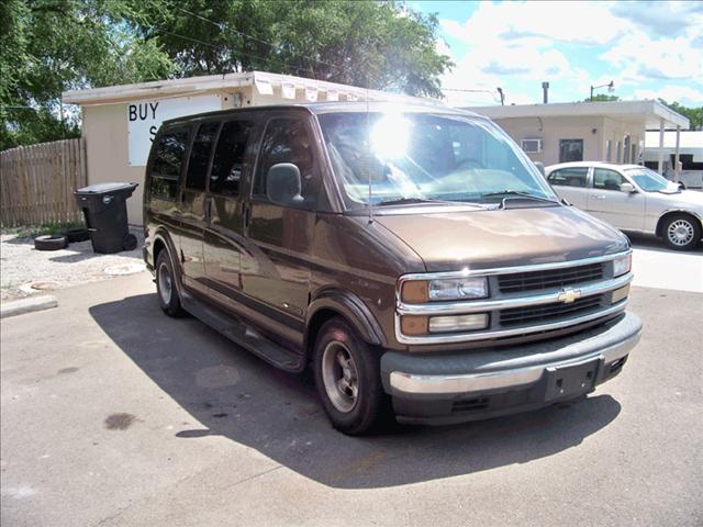 Chevrolet G1500 Base Passenger Van