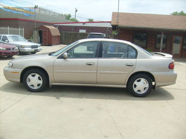 Chevrolet Malibu 2000 photo 2