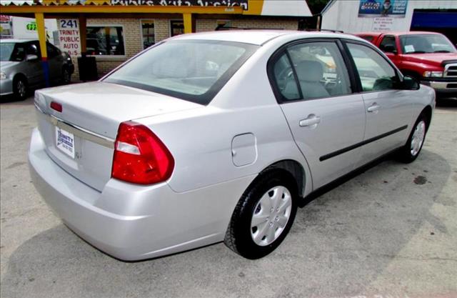 Chevrolet Malibu 2004 photo 2