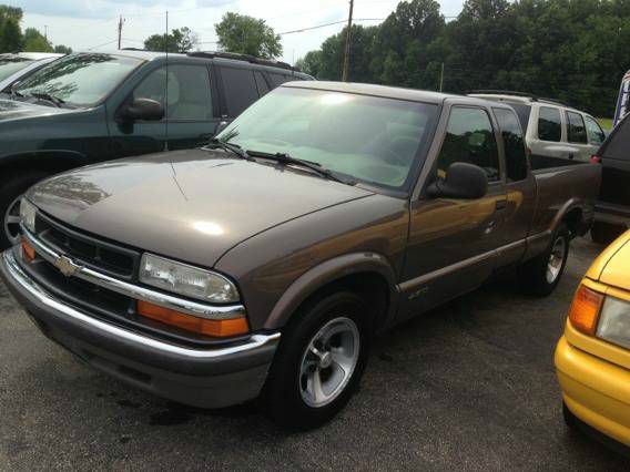 Chevrolet S10 4dr Sdn Auto GLS w/XM Pickup Truck