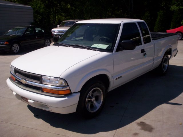 Chevrolet S10 4dr Sdn Auto GLS w/XM Pickup Truck