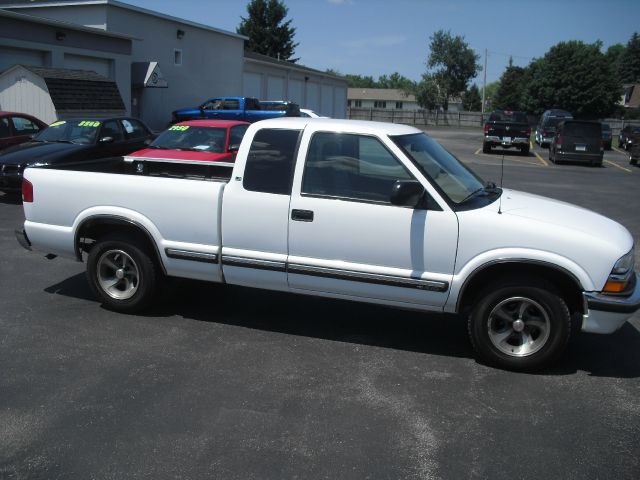 Chevrolet S10 4dr Sdn Auto GLS w/XM Pickup Truck