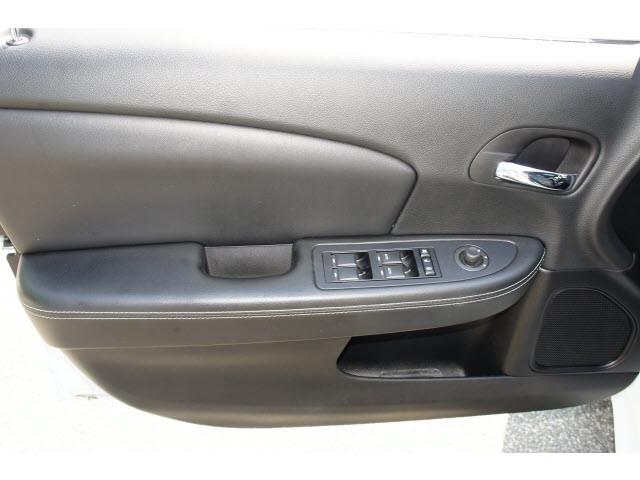 Chrysler 200 2011 photo 12