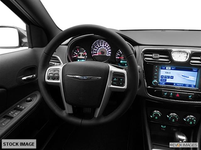 Chrysler 200 2011 photo 2