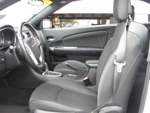 Chrysler 200 2011 photo 2