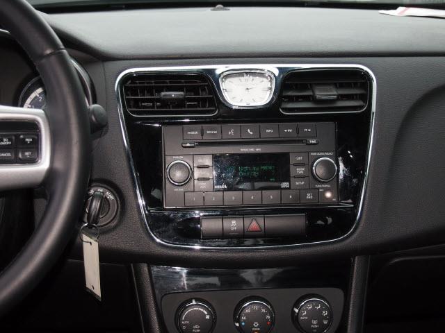 Chrysler 200 2011 photo 1