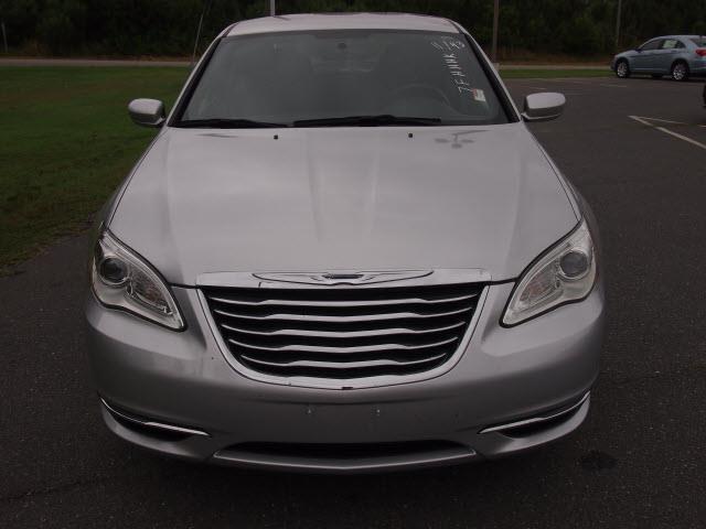 Chrysler 200 2011 photo 2