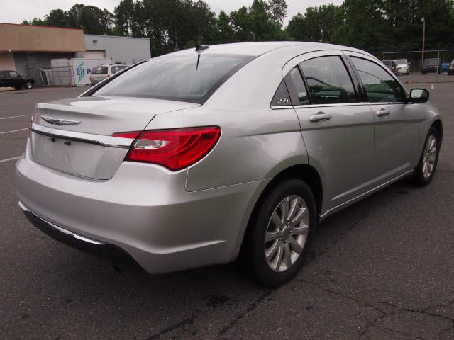 Chrysler 200 2011 photo 22