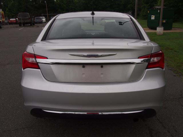 Chrysler 200 2011 photo 23