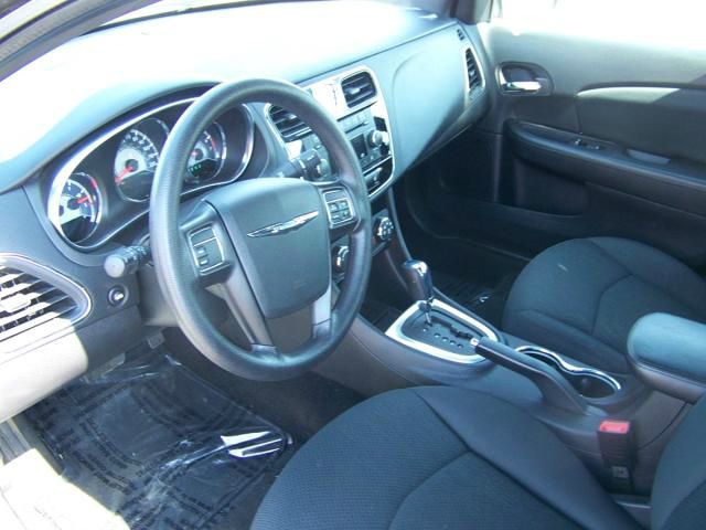 Chrysler 200 2011 photo 2