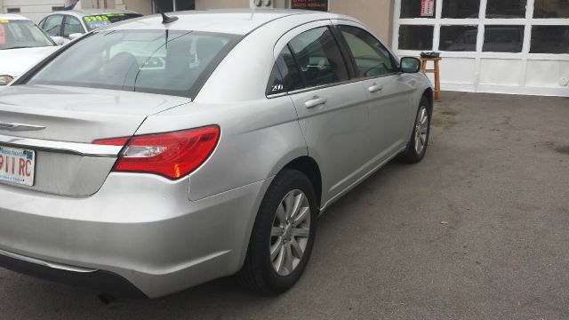 Chrysler 200 2011 photo 2