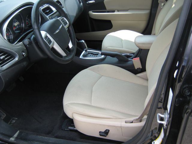 Chrysler 200 2011 photo 2