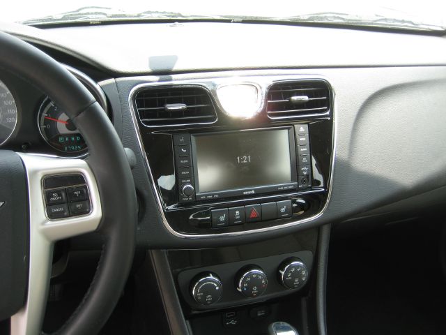 Chrysler 200 2011 photo 7