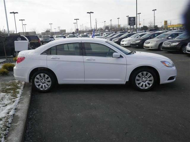 Chrysler 200 2012 photo 2