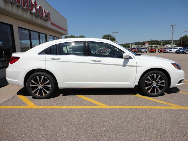 Chrysler 200 XR Sedan