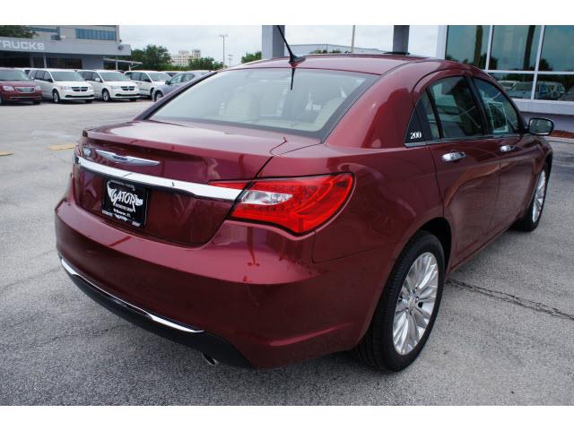 Chrysler 200 2013 photo 2