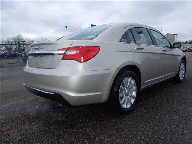 Chrysler 200 2013 photo 2