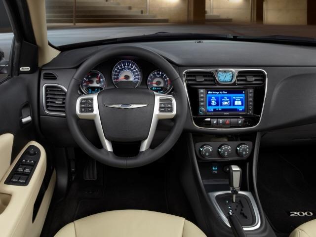 Chrysler 200 2013 photo 2