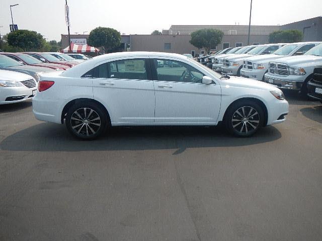 Chrysler 200 2013 photo 2