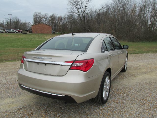 Chrysler 200 2013 photo 2