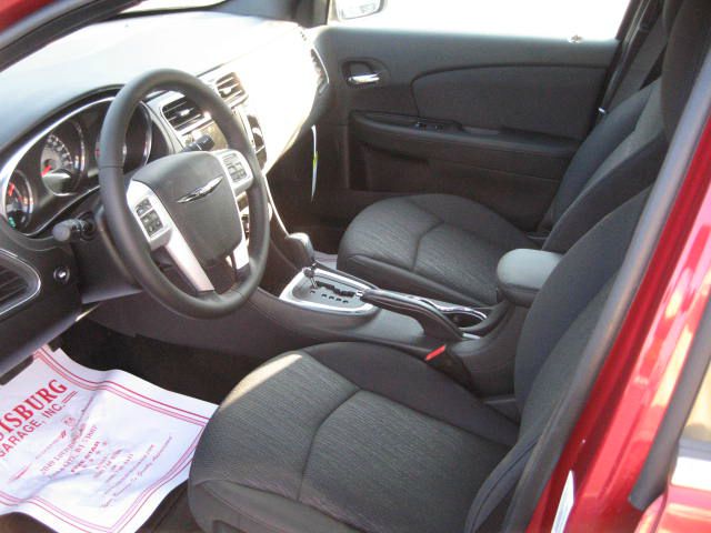 Chrysler 200 2013 photo 2