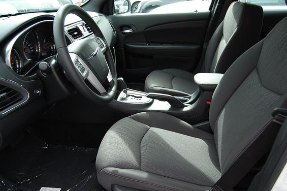 Chrysler 200 2013 photo 2