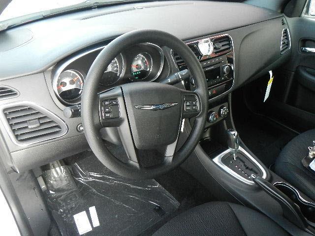 Chrysler 200 2013 photo 6