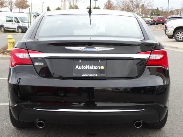 Chrysler 200 2013 photo 2