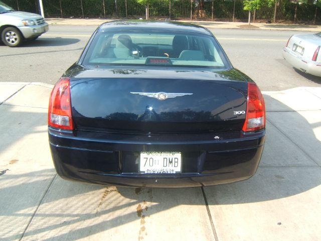 Chrysler 300 2005 photo 2