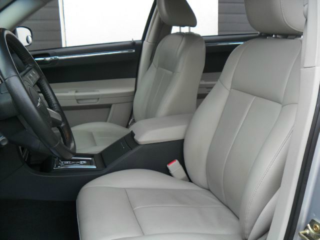 Chrysler 300 2005 photo 2