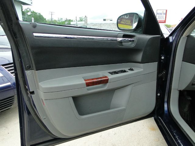 Chrysler 300 2005 photo 11