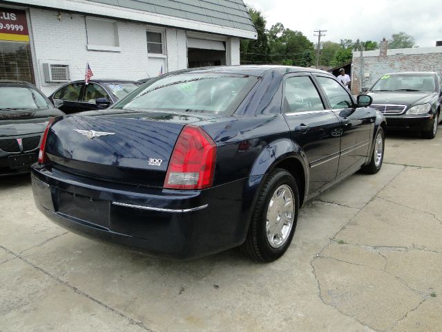 Chrysler 300 2005 photo 2