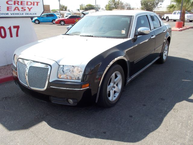 Chrysler 300 2005 photo 2