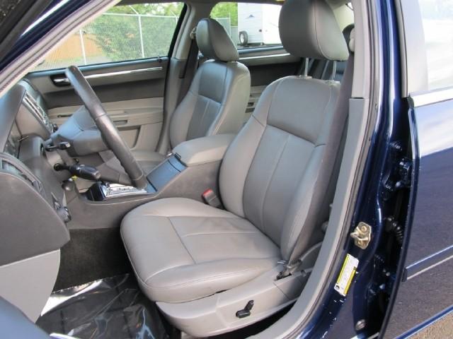 Chrysler 300 2005 photo 2