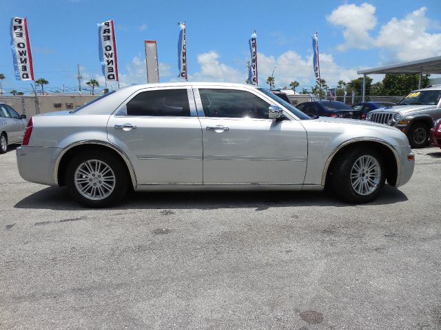 Chrysler 300 2005 photo 2