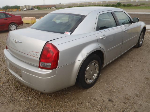 Chrysler 300 2005 photo 2