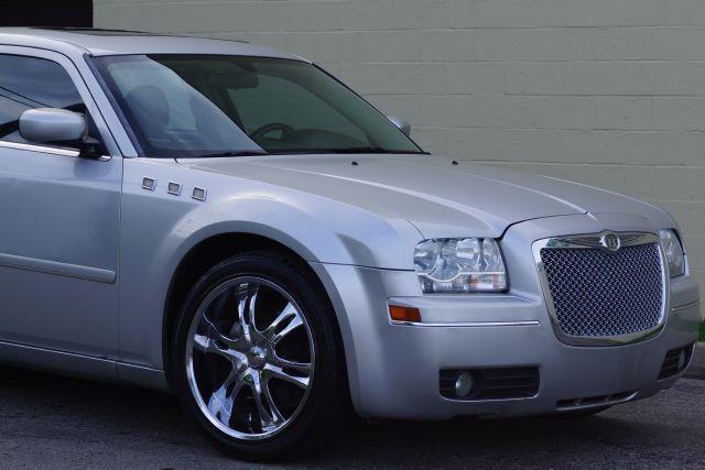 Chrysler 300 2005 photo 13