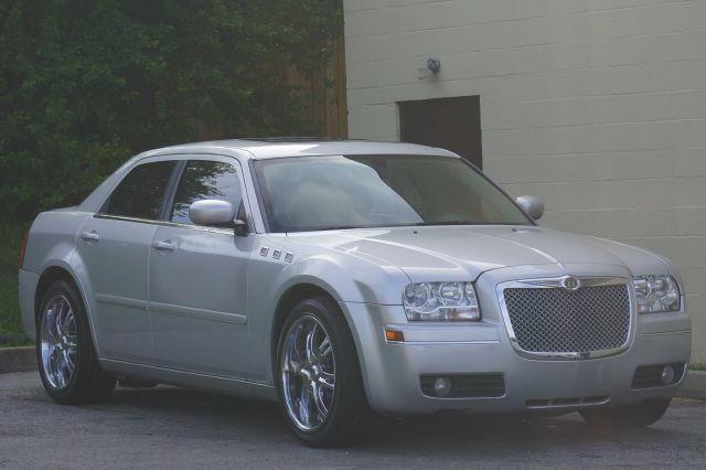 Chrysler 300 2005 photo 2