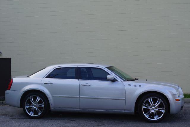 Chrysler 300 2005 photo 21